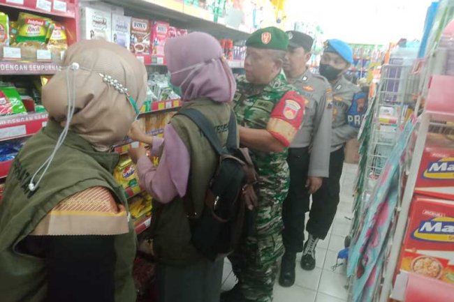 Menjelang Lebaran Babinsa Cek Harga Sembako Di Pasar
