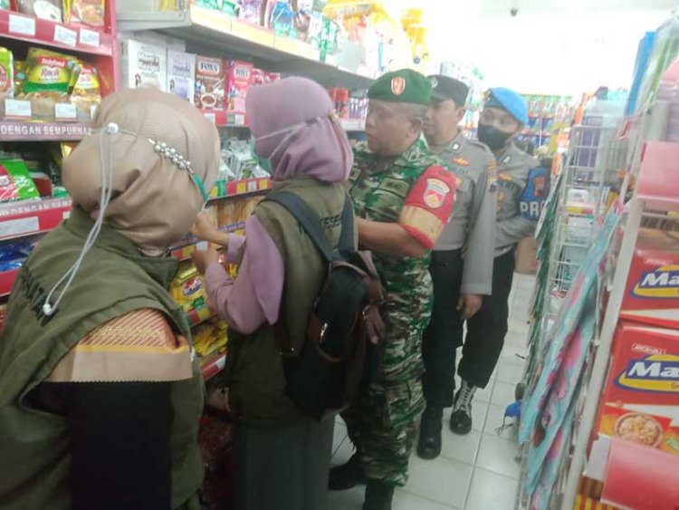 Menjelang Lebaran Babinsa Cek Harga Sembako Di Pasar