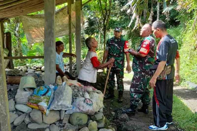 Babinsa komsos sambangi pekerja pemecah batu