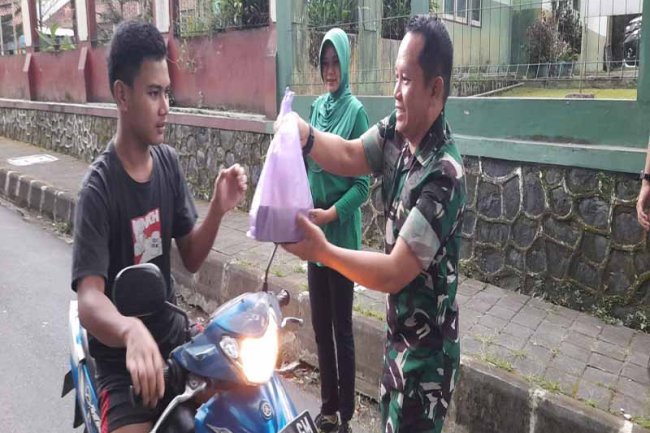 Menjelang Saatnya Berbuka Koramil 14/Madukara beserta Persit Kelingi Berbagi Takjil Gratis Kepada Masyarakat