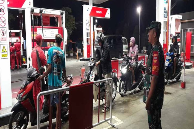 Cegah Gangguan Babinsa Koramil 14/ Madukara Gelar Patroli Malam