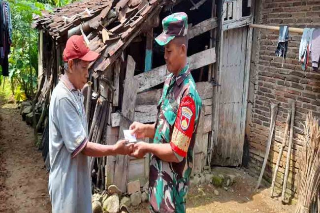 Babinsa Koramil Madukara Salurkan Zakat Fitrah di Wilayah Binaan