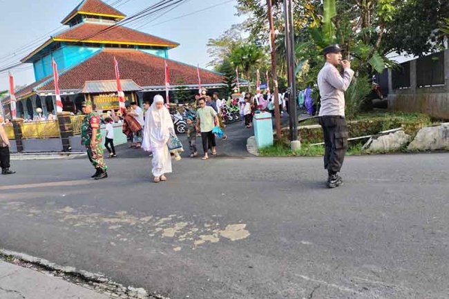 Berikan Rasa Aman, Babinsa Koramil 14/Madukara Bersama Polsek Lakukan Pengamanan Sholat Idul Fitri 1444 H