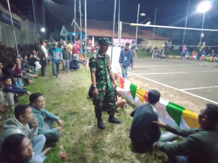 Jaga Kondusifitas Babinsa dan Bhabinkamtibmas Lakukan Pengamanan Turnamen Bola Volly