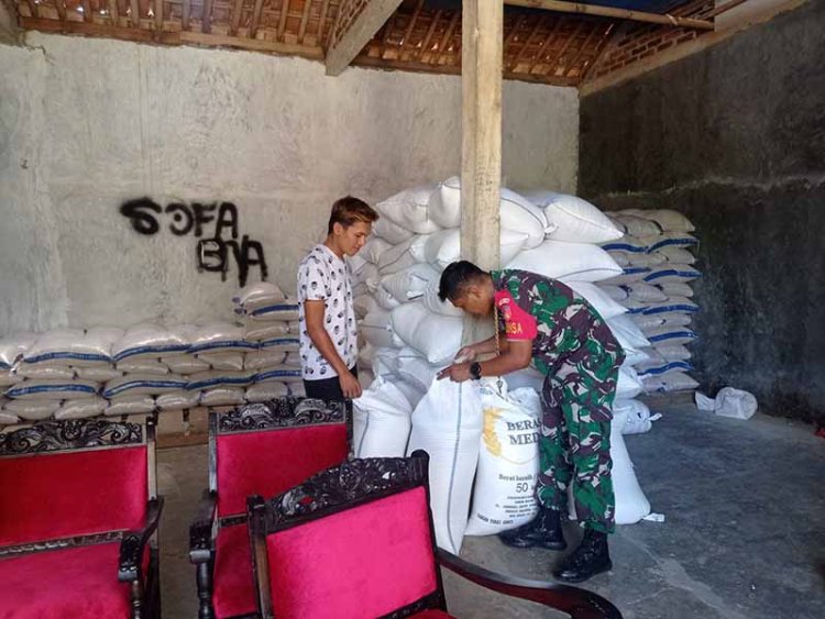 Babinsa cek ketersediaan stok beras di penggilingan padi 