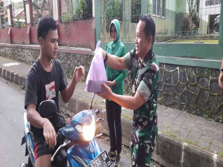 Menjelang Saatnya Berbuka Koramil 14/Madukara beserta Persit Kelingi Berbagi Takjil Gratis Kepada Masyarakat