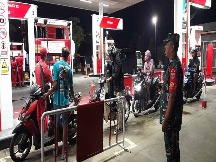 Cegah Gangguan Babinsa Koramil 14/ Madukara Gelar Patroli Malam