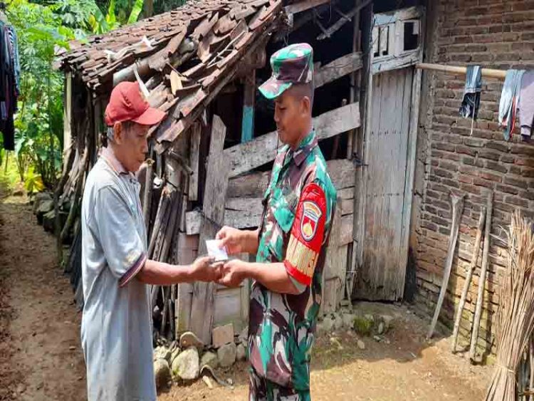 Babinsa Koramil Madukara Salurkan Zakat Fitrah di Wilayah Binaan