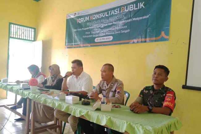 Babinsa 14 Madukara Dampingi Tim BPS Data Warga untuk Program Regsosek