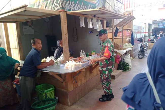 Komsos Dengan Pedagang Pasar Babinsa Madukara Sekaligus Pantau Situasi Pasar