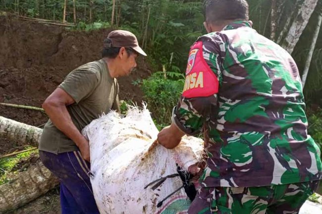Bersama Warga Babinsa Kerja Bhakti Membersihkan Material Tanah Longsor