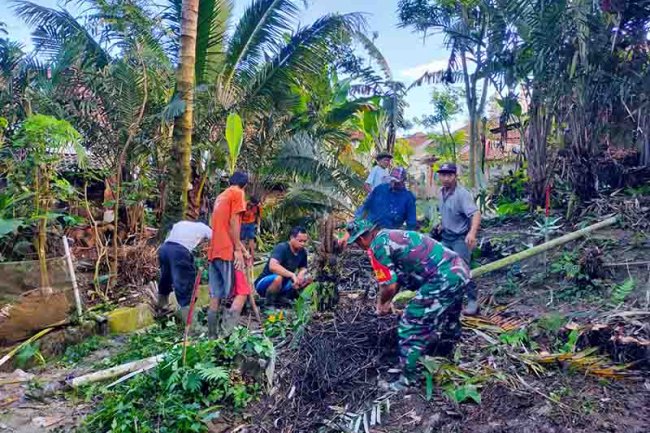 Babinsa Bersama Warga Melaksanakan Karya Bakti Pelebaran Jalan