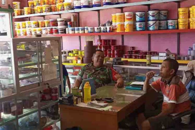 Babinsa Komsos Dengan Tokoh Masyarakat Di Wilayah Binaan