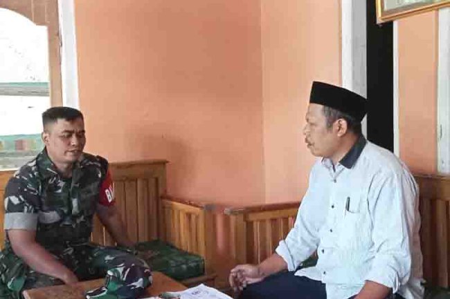 Babinsa Komsos Dengan Tokoh Masyarakat Di Wilayah Binaan