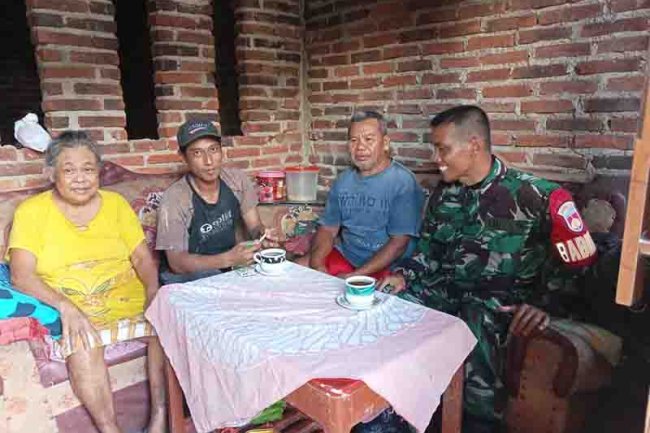 Peran Babinsa Laksanakan Komsos Dengan Warga