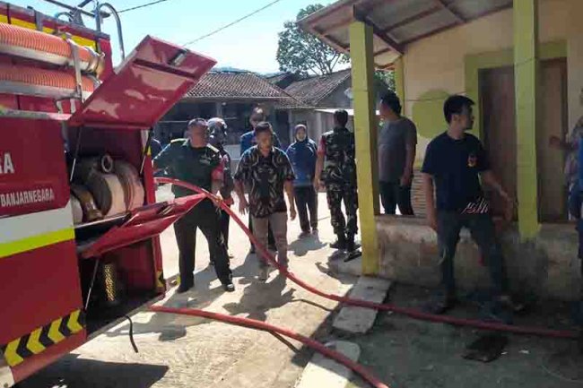 Gerak Cepat Babinsa Koramil 14 Madukara Bantu Padamkan Kebakaran Dapur Rumah Warga