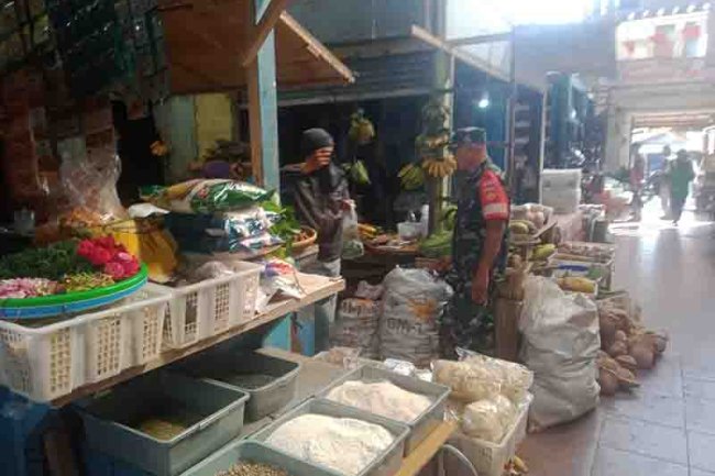 Kunjungi Pasar Tradisional Babinsa Pastikan Stabilitas Harga Sembako masih stabil