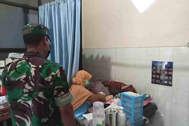 Sertu Munif Alfian anggota dari Koramil 14 Madukara melaksanakan pendampingan pelayanan KB