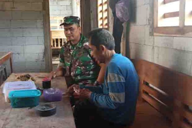 Babinsa Komsos Dengan Ternak Kambing