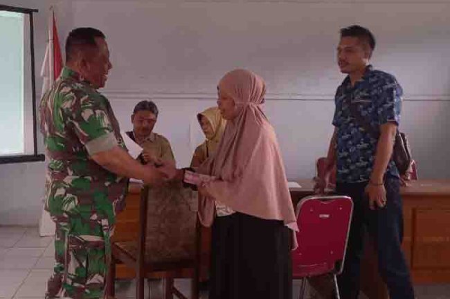 Pastikan Berjalan Lancar Babinsa Dampingi Penyaluran BLT Dana Desa