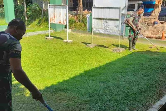 Anggota Koramil 14/Madukara Kodim 0704/Banjarnegara melaksanakan pembersihan