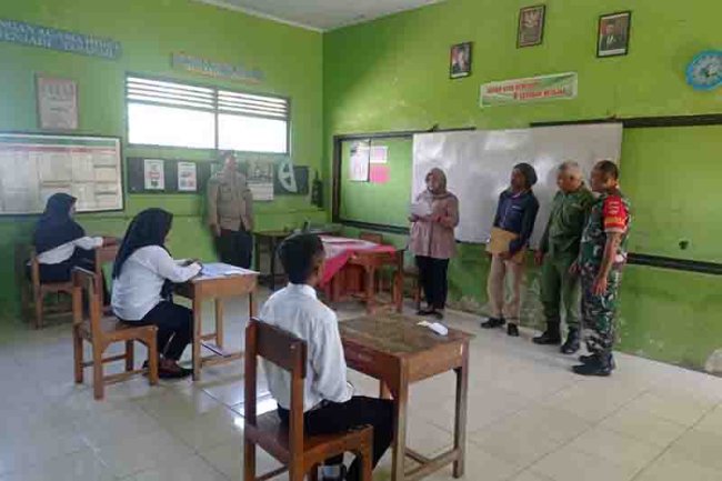 Babinsa Dampingi Dan Pantau Ujian Seleksi Perangkat Desa