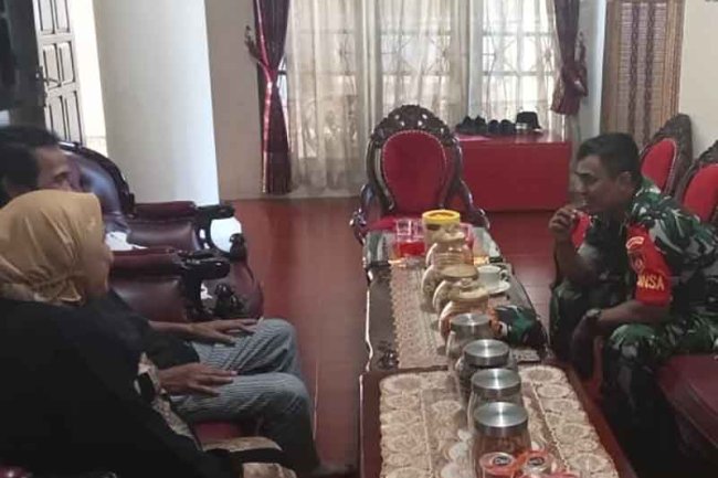 Babinsa melaksanakan Komunikasi Sosial Dengan Tomas