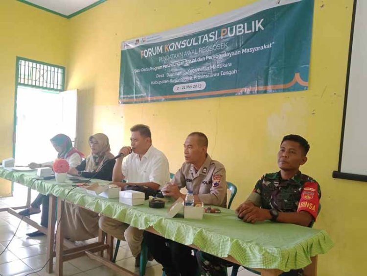 Babinsa 14 Madukara Dampingi Tim BPS Data Warga untuk Program Regsosek