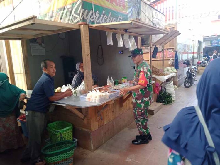 Komsos Dengan Pedagang Pasar Babinsa Madukara Sekaligus Pantau Situasi Pasar