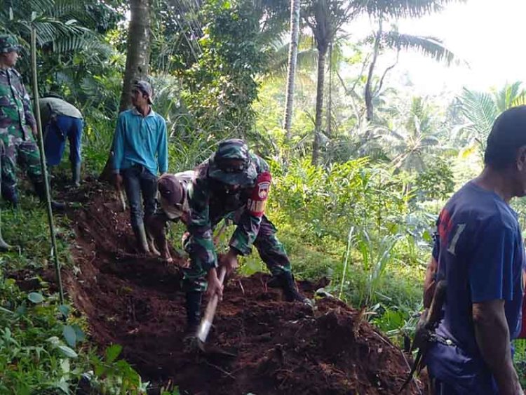 Babinsa Bersama Masyarakat Kerja Bakti Bangun Saluran Irigasi