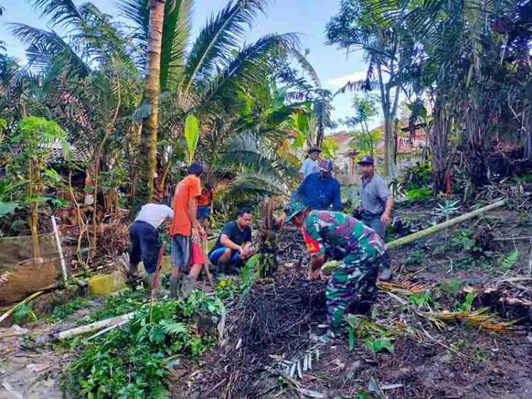 Babinsa Bersama Warga Melaksanakan Karya Bakti Pelebaran Jalan