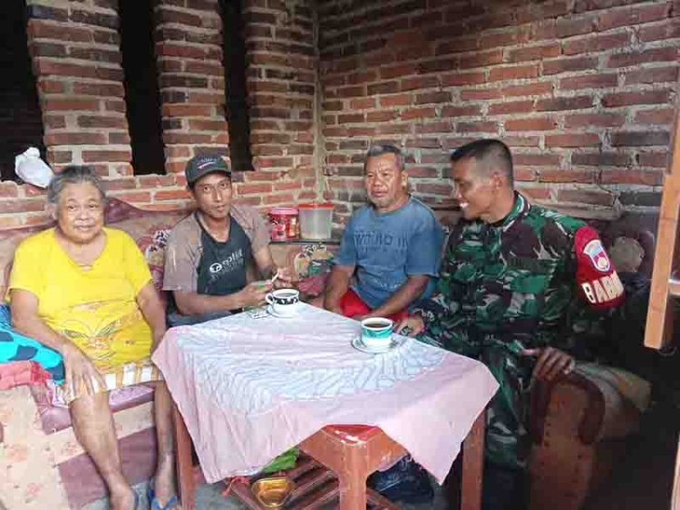 Peran Babinsa Laksanakan Komsos Dengan Warga