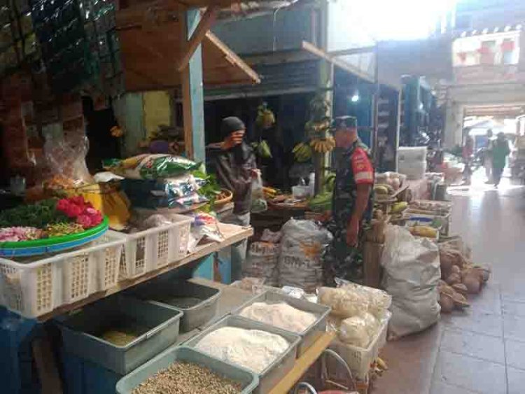 Kunjungi Pasar Tradisional Babinsa Pastikan Stabilitas Harga Sembako masih stabil