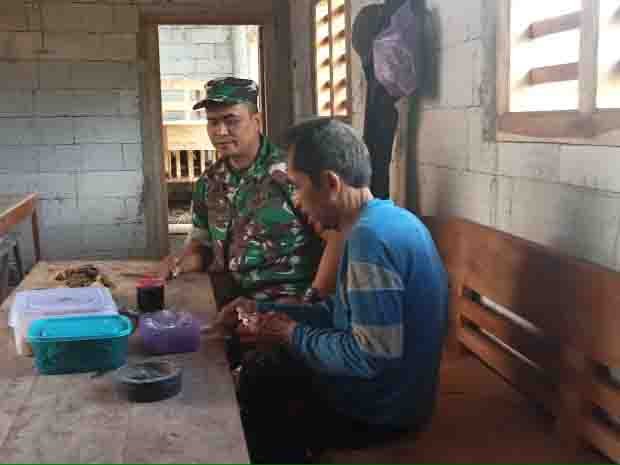 Babinsa Komsos Dengan Ternak Kambing