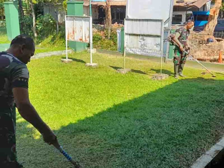 Anggota Koramil 14/Madukara Kodim 0704/Banjarnegara melaksanakan pembersihan