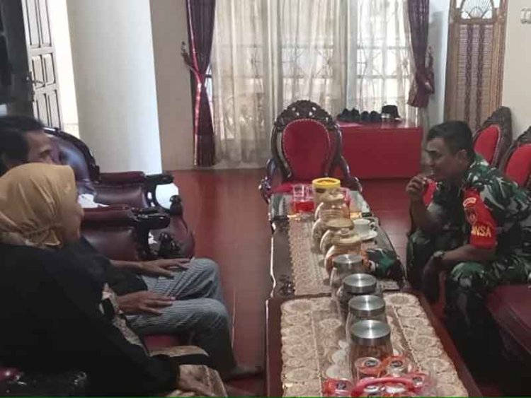 Babinsa melaksanakan Komunikasi Sosial Dengan Tomas