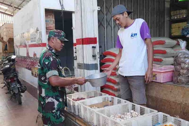 JALIN KOMUNIKASI, BABINSA KOMSOS DENGAN PEDAGANG DI PASAR TRADISIONAL