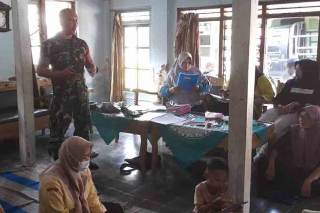 Dampingi Posyandu, Bukti Nyata Babinsa Madukara Peduli Kesehatan Warganya Terutama Lansia