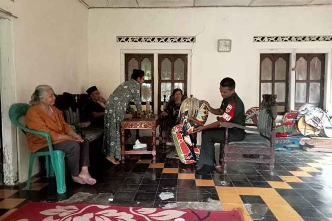 Babinsa Koramil 14 Madukara melaksanakan Komsos