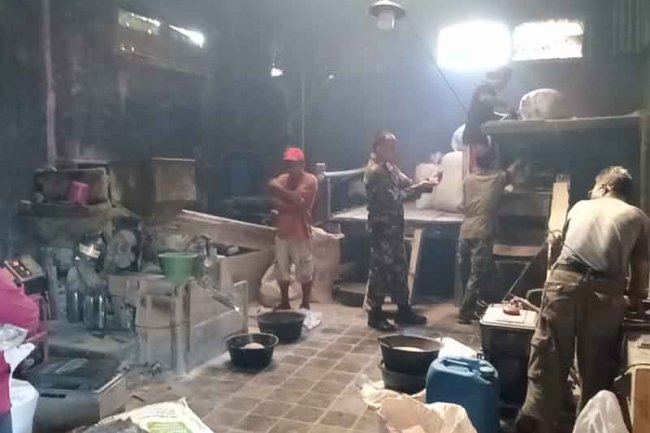 Babinsa pengecekan ketersediaan stok beras