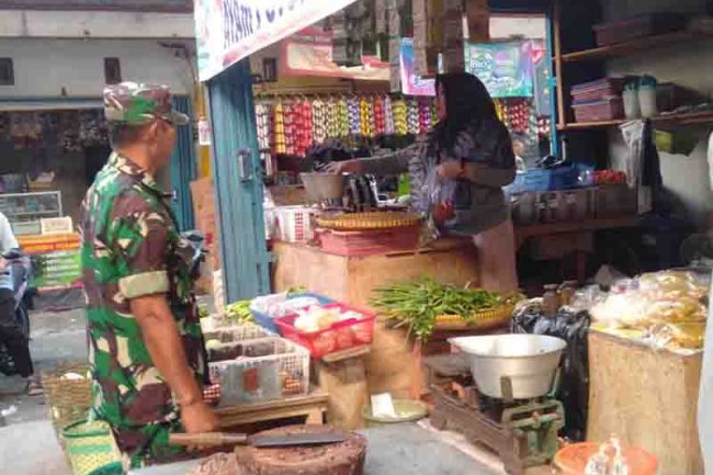 Jalin Keakraban, Babinsa Komunikasi Sosial Dengan Pedagang