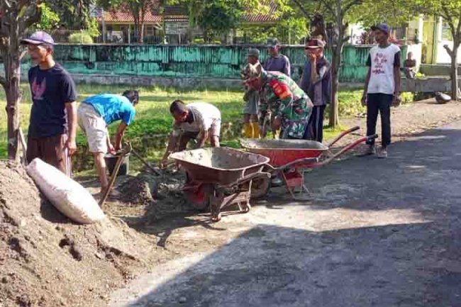 Babinsa Madukara Bantu Perbaikan Jalan Di Desa Bantarwaru