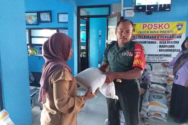 Babinsa Madukara Dampingi Pendistribusian Pembagian Beras Bulog Untuk Warga Binaan