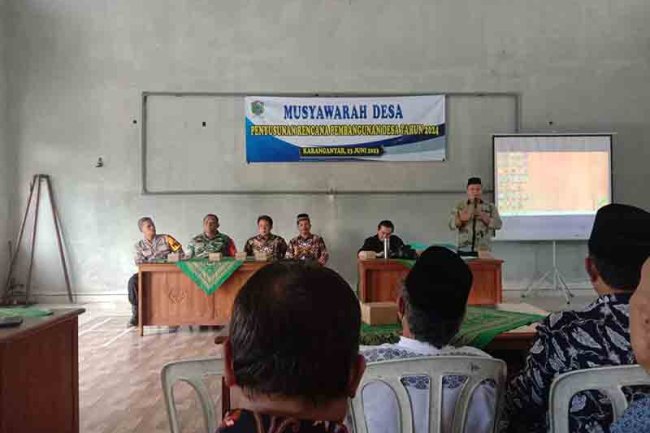Babinsa Madukara Hadiri Musdes Penyusunan RKPDes Tahun 2024 Desa Karanganyar