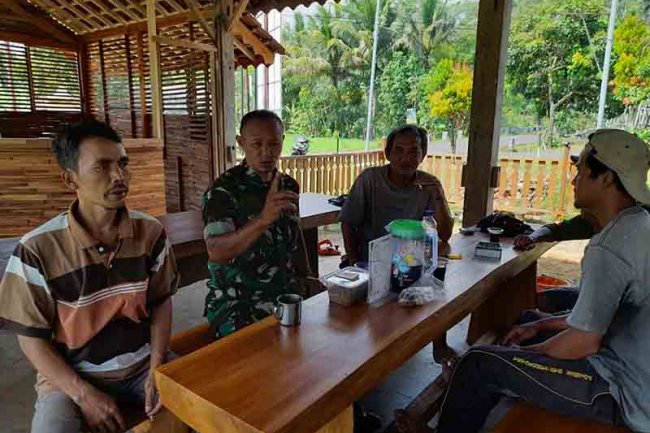 Mewujudkan Keakraban, Babinsa Komsos Dengan Warga Binaan 