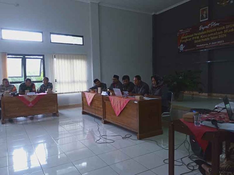 Babinsa Hadiri Rapat Pleno Rekapitulasi Daftar Pemilih Hasil Perbaikan ( DPSHP ) Akhir Tingkat PPS