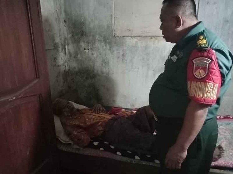 Jenguk Warga yang Sakit Babinsa Ramil 14/Madukara Peltu Sumadi, Berikan Motivasi dan Do'a
