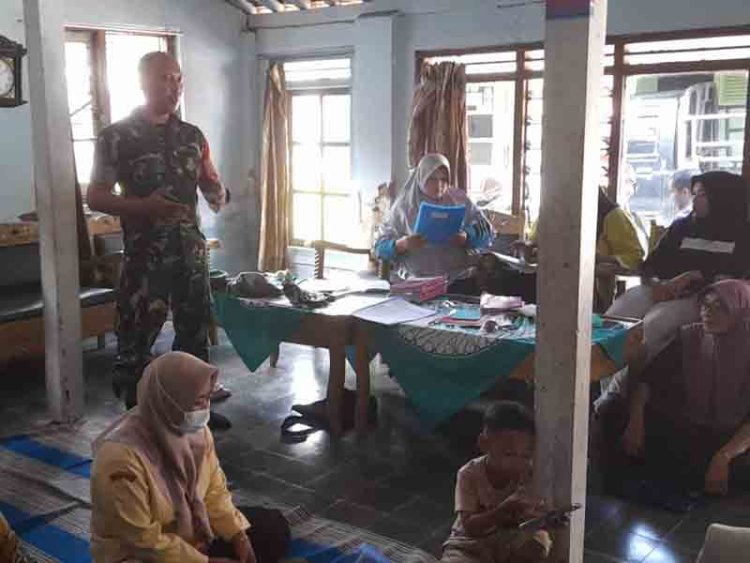 Dampingi Posyandu, Bukti Nyata Babinsa Madukara Peduli Kesehatan Warganya Terutama Lansia