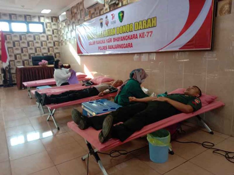 Sinergritas, Babinsa ikuti Aksi Sosial Donor Darah Memperingati HUT Bhayangkara Ke 77