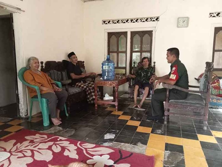 Babinsa Lakukan Komsos Dengan Pelakunya Seni Kuda Kepanga Di Wilayah Binaan